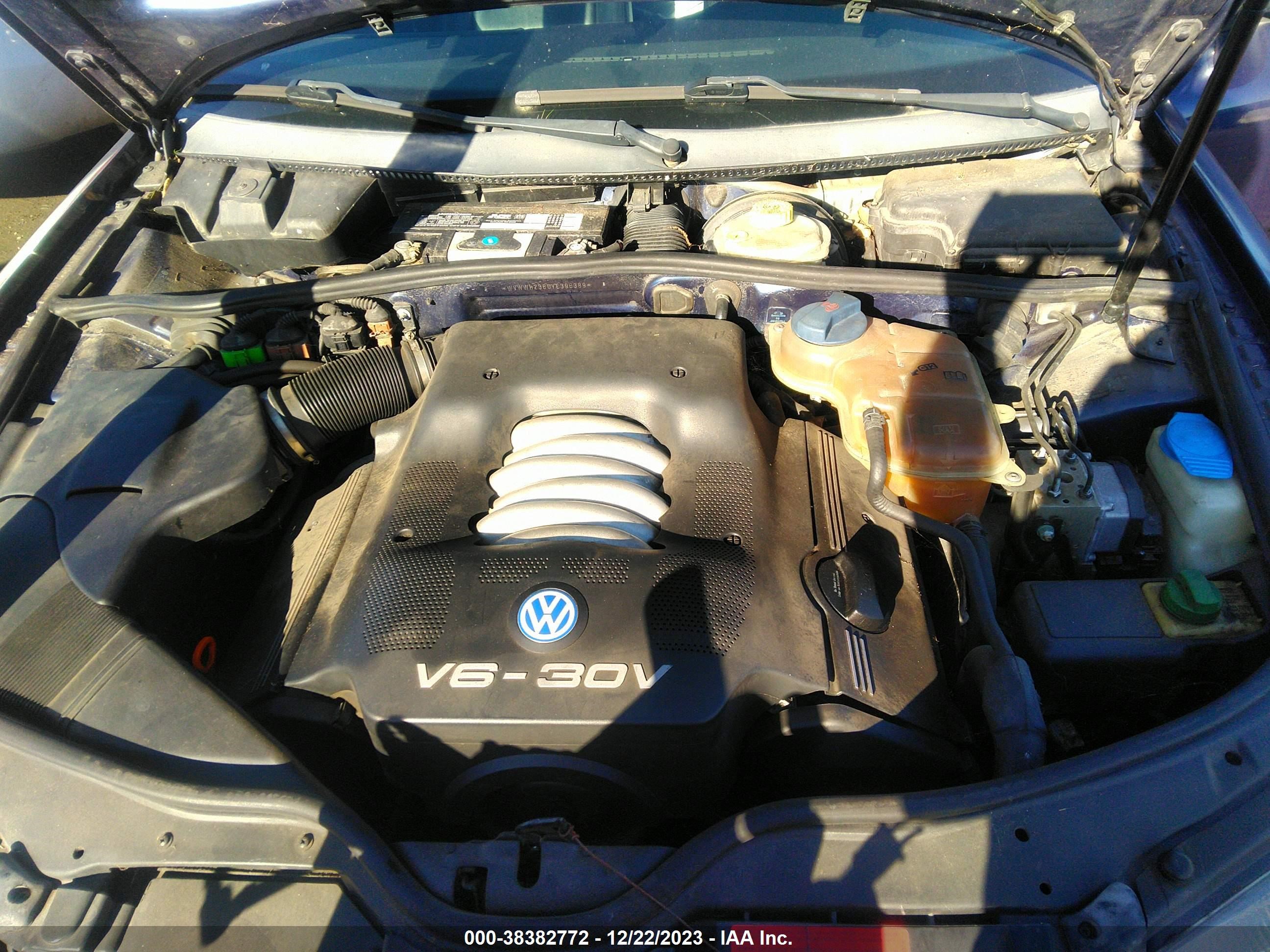 Photo 9 VIN: WVWWH23B0YE396389 - VOLKSWAGEN PASSAT 