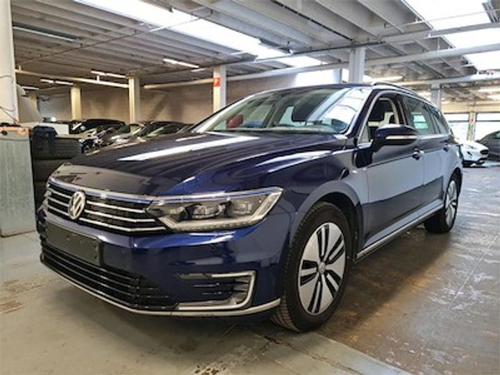 Photo 1 VIN: WVWZZZ3CZJE137758 - VOLKSWAGEN PASSAT 