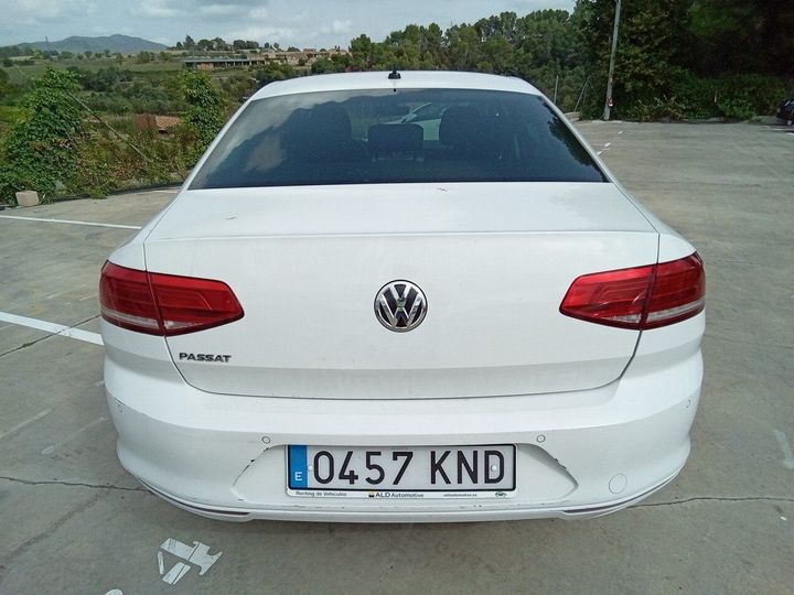 Photo 18 VIN: WVWZZZ3CZJE211183 - VOLKSWAGEN PASSAT 