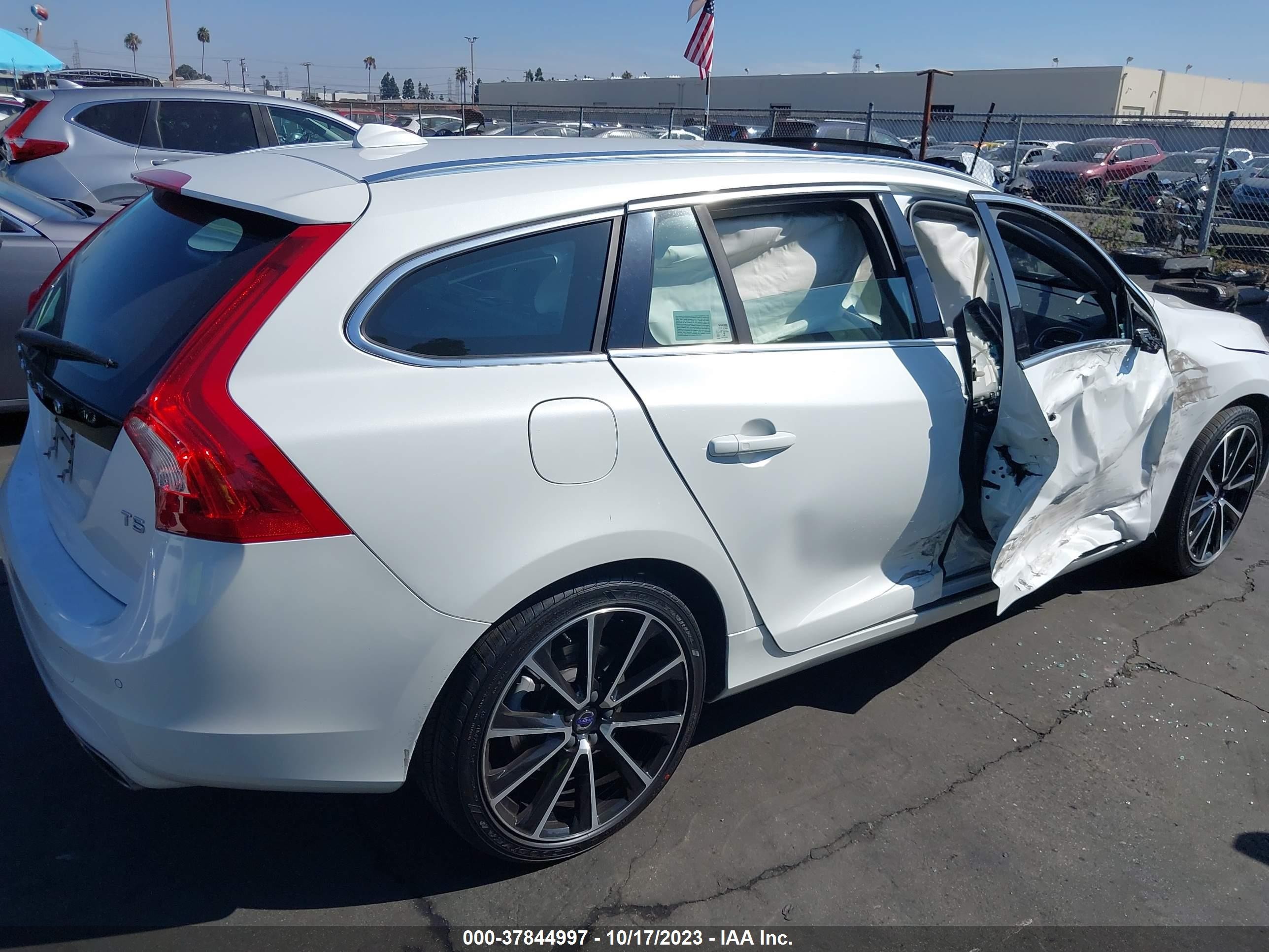 Photo 3 VIN: YV140MEM4H1370890 - VOLVO V60 