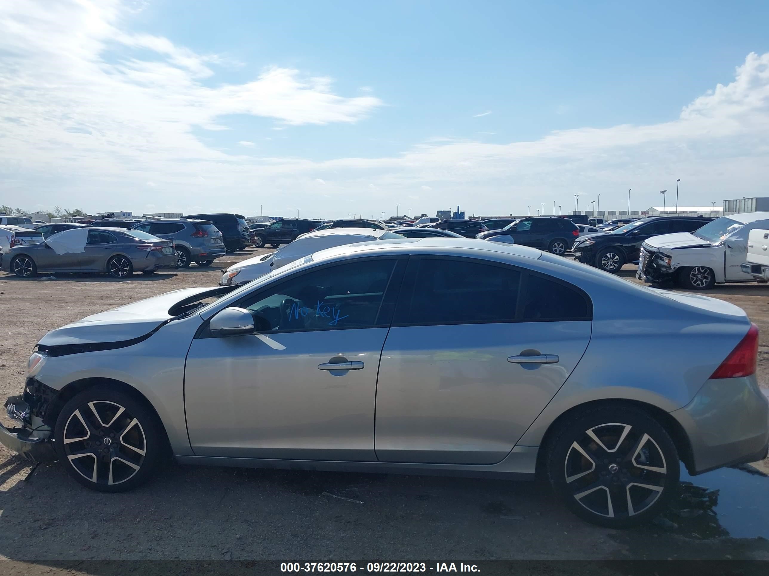 Photo 12 VIN: YV140MTL5J2457756 - VOLVO S60 