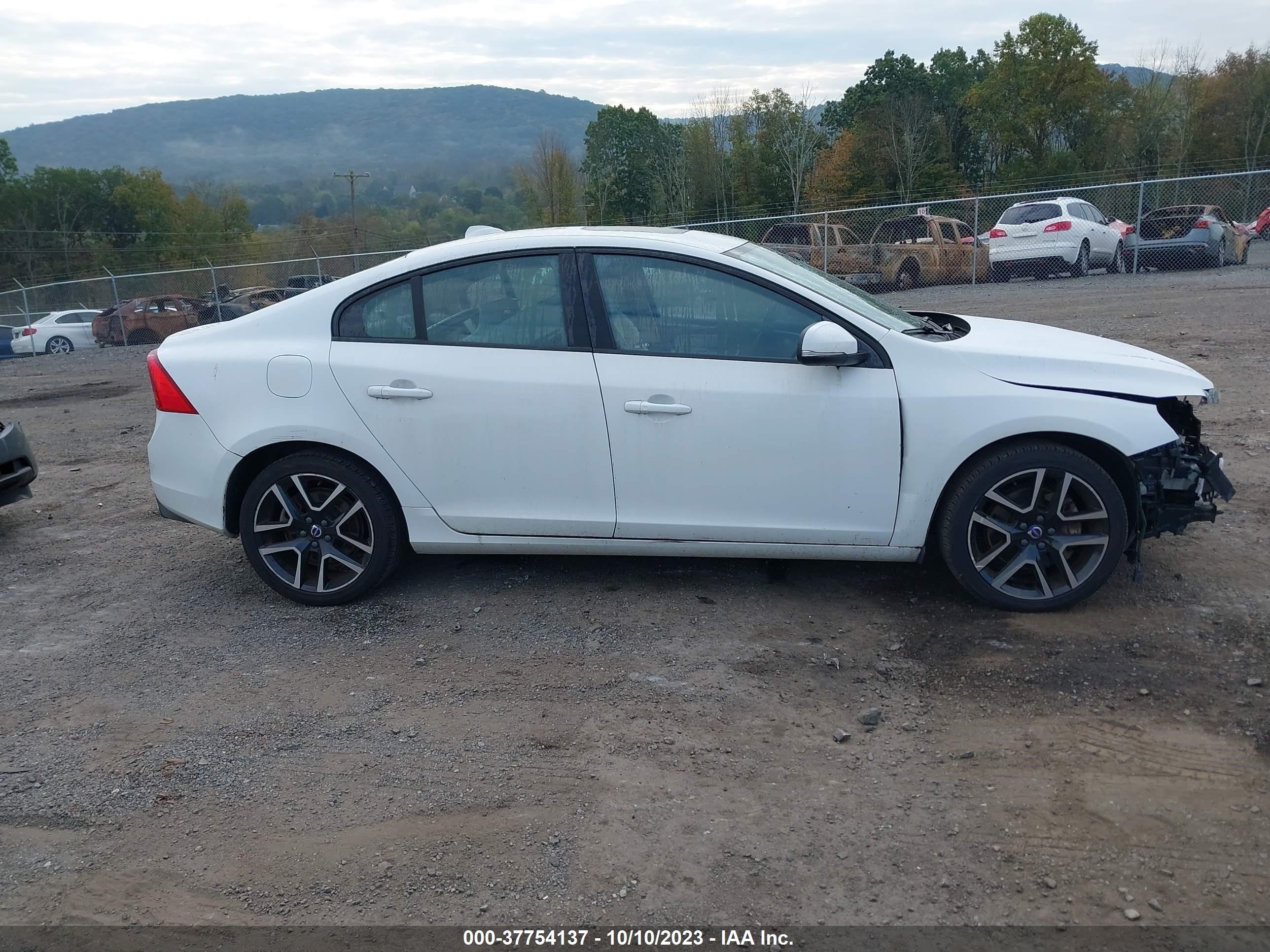 Photo 12 VIN: YV140MTL8J2462370 - VOLVO S60 