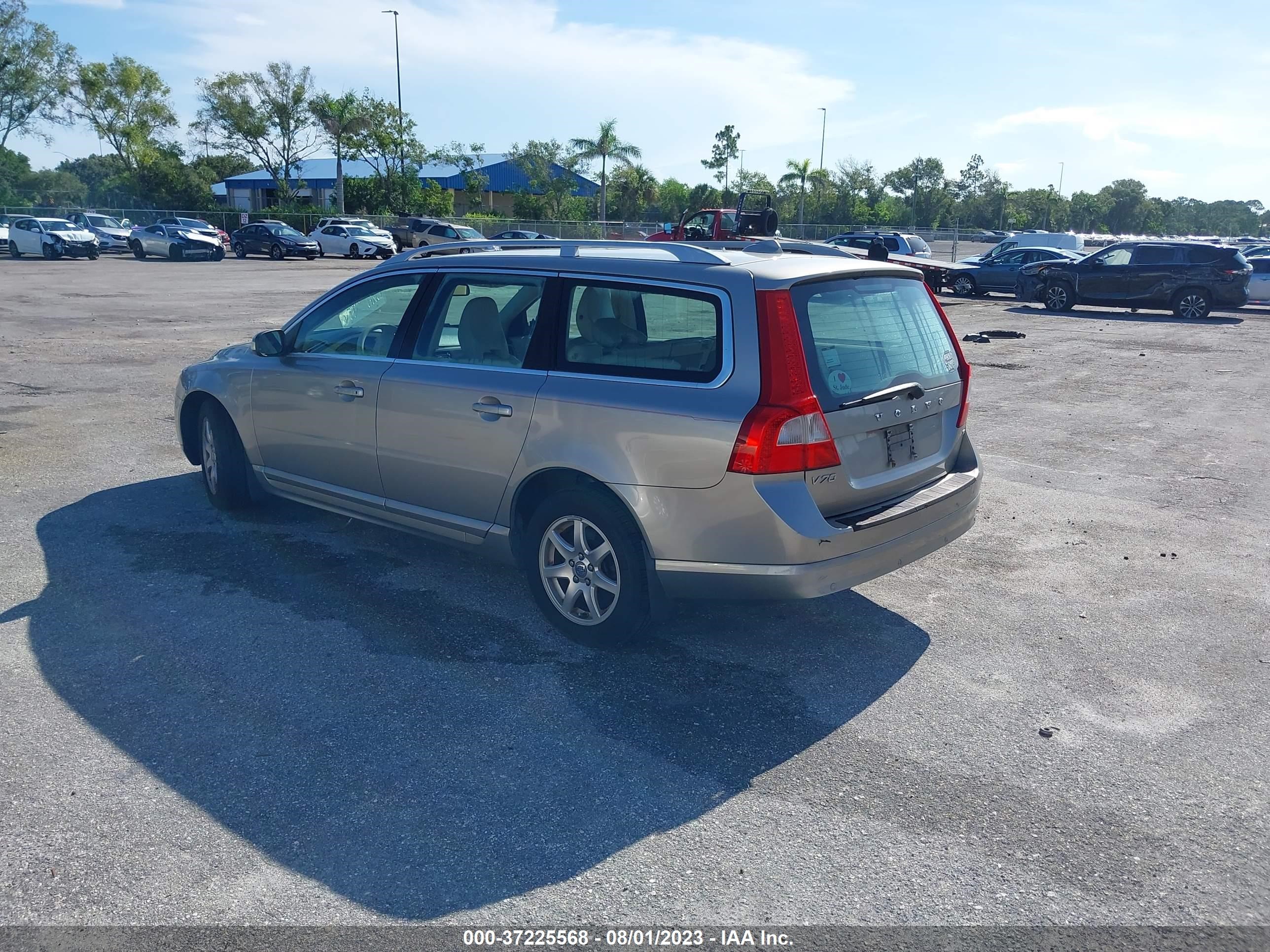 Photo 2 VIN: YV1982BW0A1127673 - VOLVO V70 