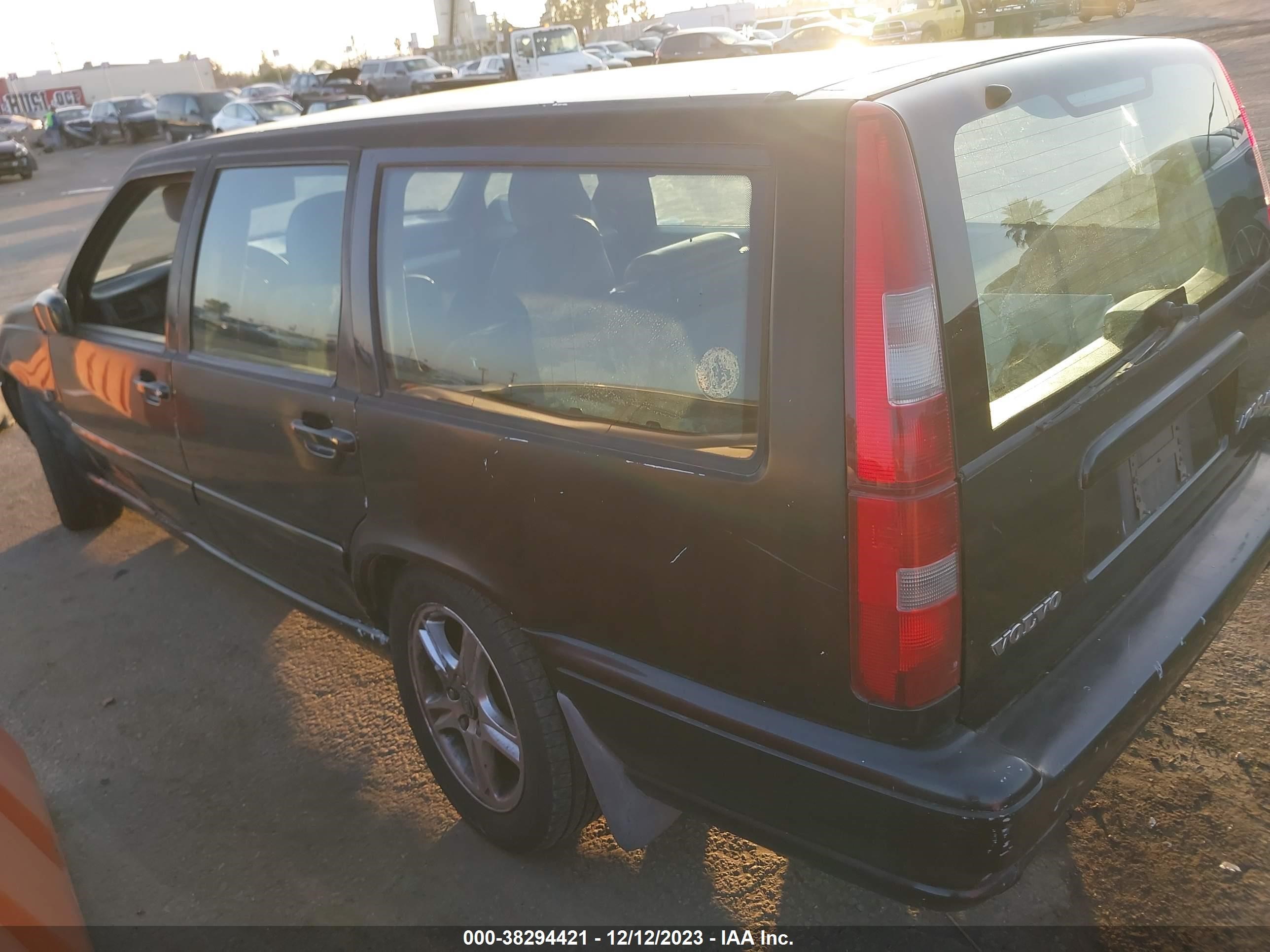 Photo 2 VIN: YV1LV62D9X2575935 - VOLVO V70 