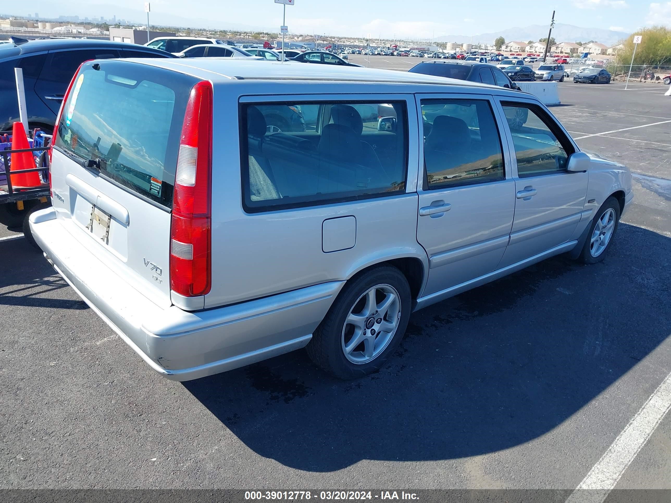 Photo 3 VIN: YV1LW567XW2446872 - VOLVO V70 