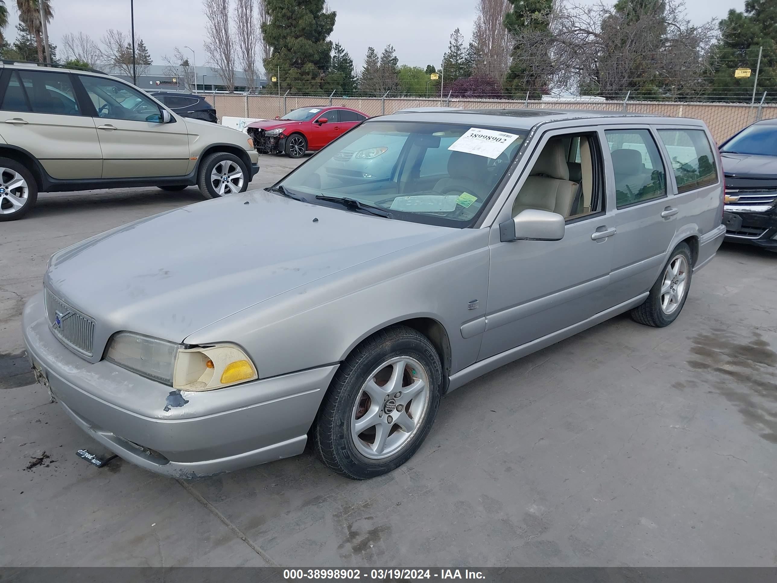 Photo 1 VIN: YV1LW56D5X2589722 - VOLVO V70 