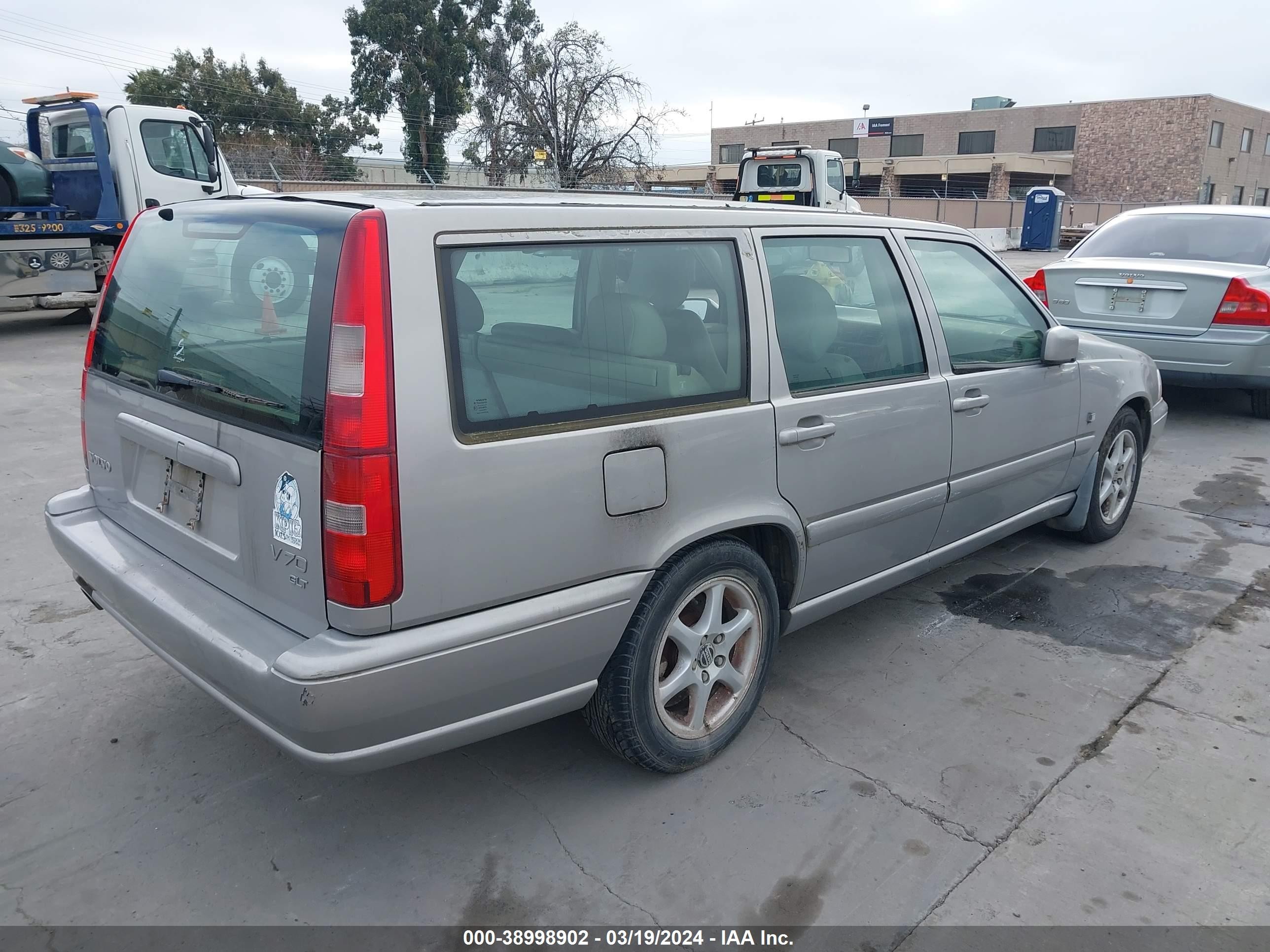 Photo 3 VIN: YV1LW56D5X2589722 - VOLVO V70 