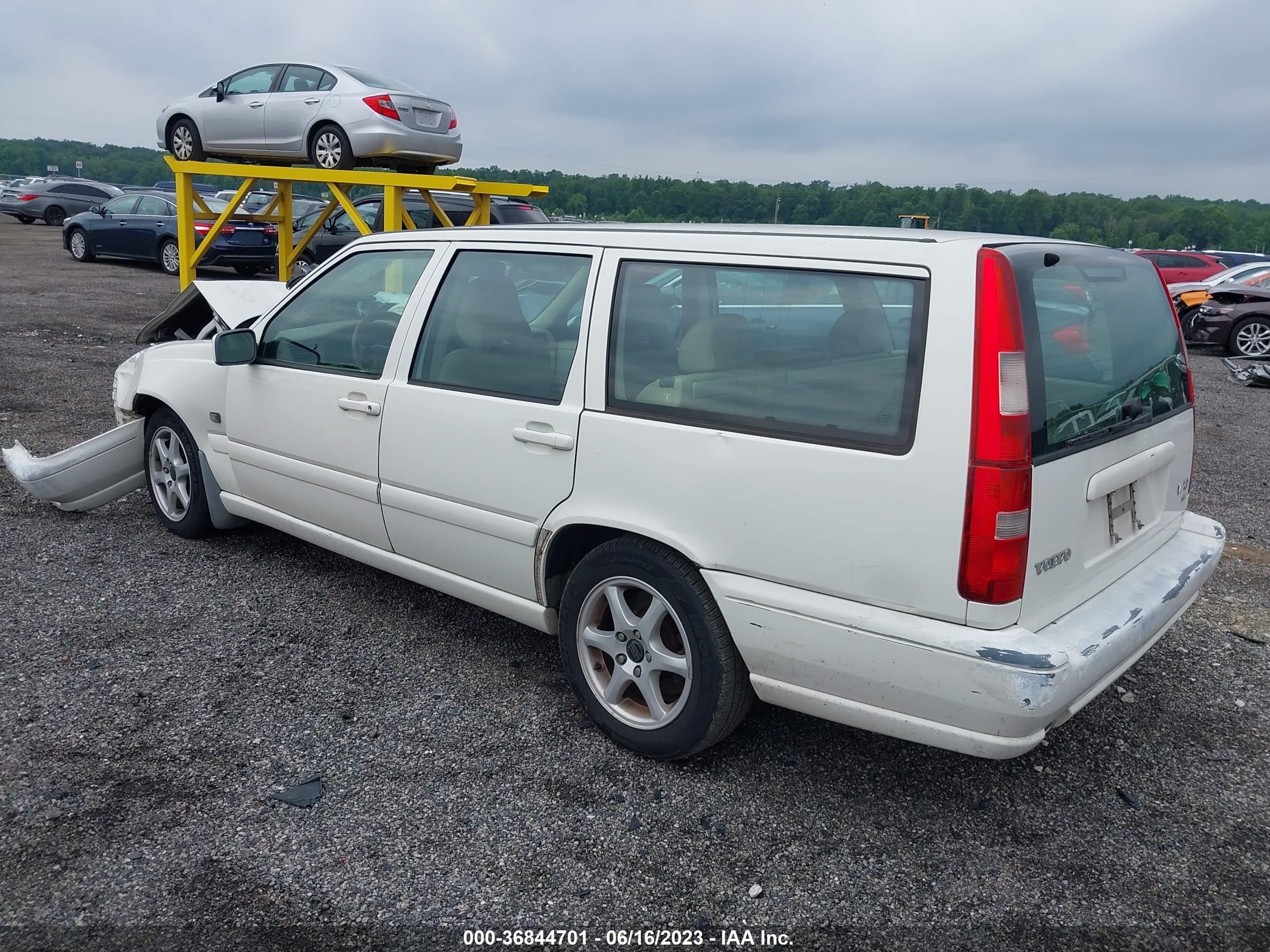 Photo 2 VIN: YV1LW61JXY2721944 - VOLVO V70 