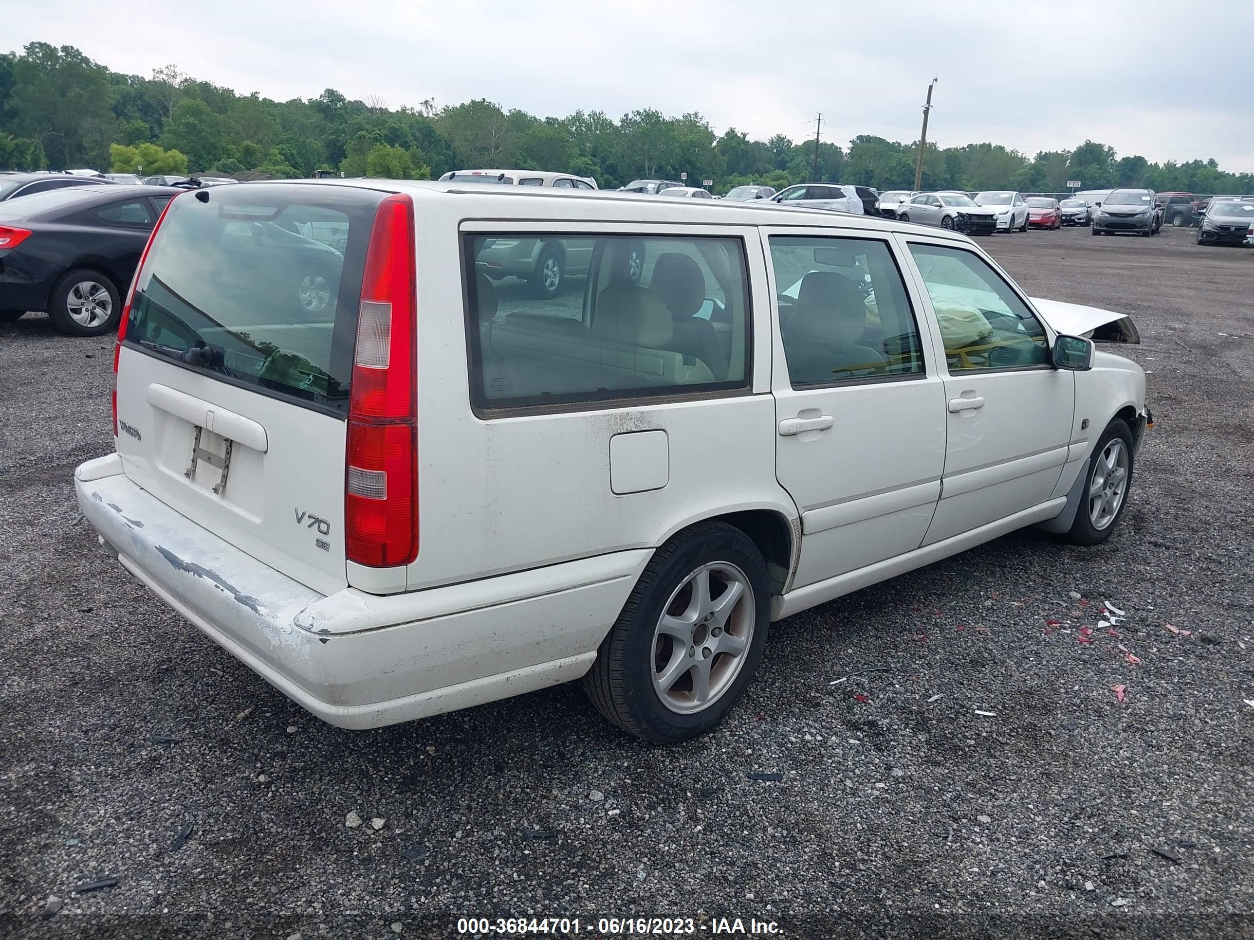 Photo 3 VIN: YV1LW61JXY2721944 - VOLVO V70 