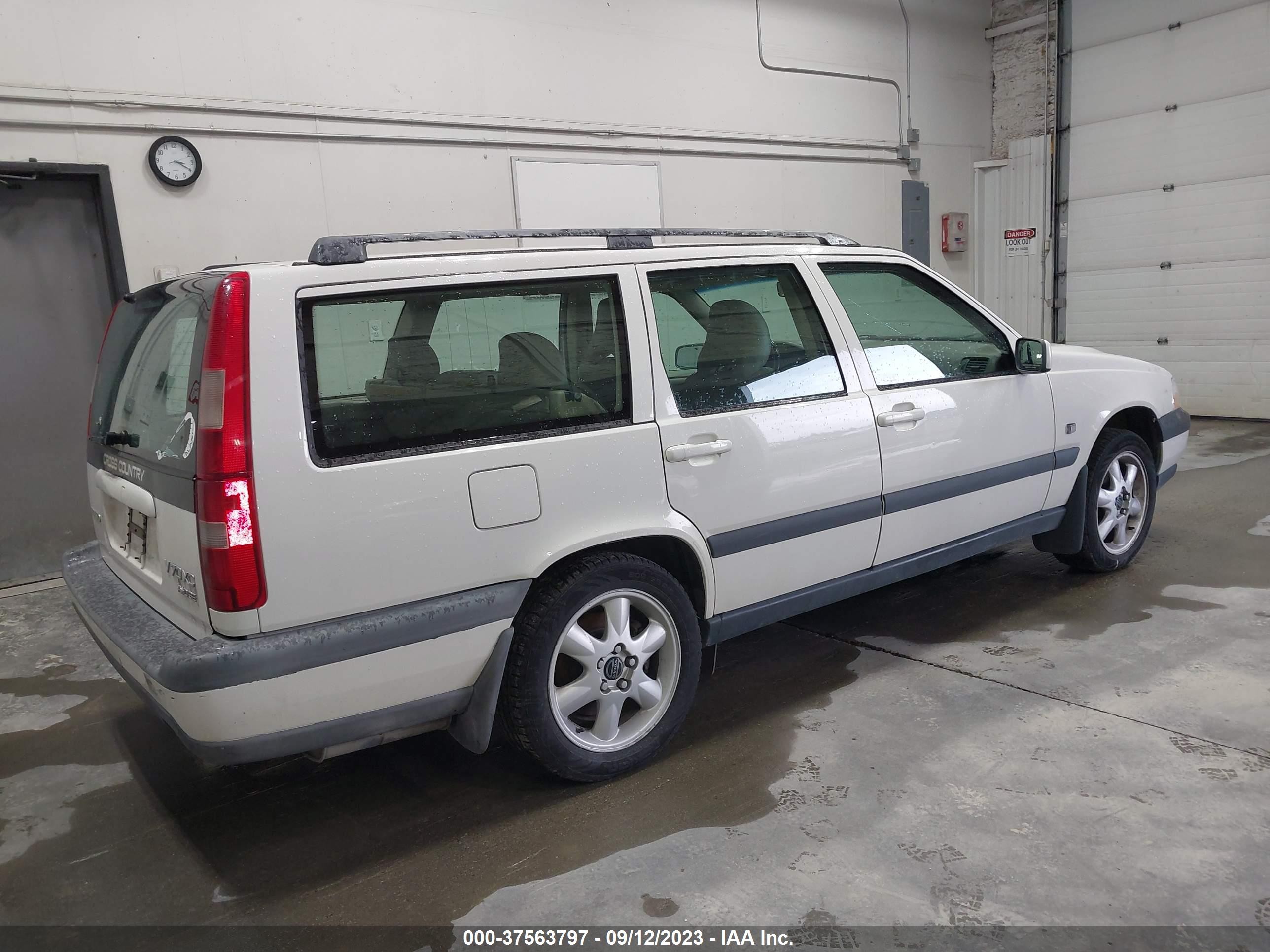 Photo 3 VIN: YV1LZ56D9Y2738707 - VOLVO V70 