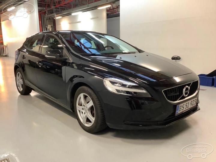 Photo 2 VIN: YV1MV79L0J2464346 - VOLVO V40 HATCHBACK 