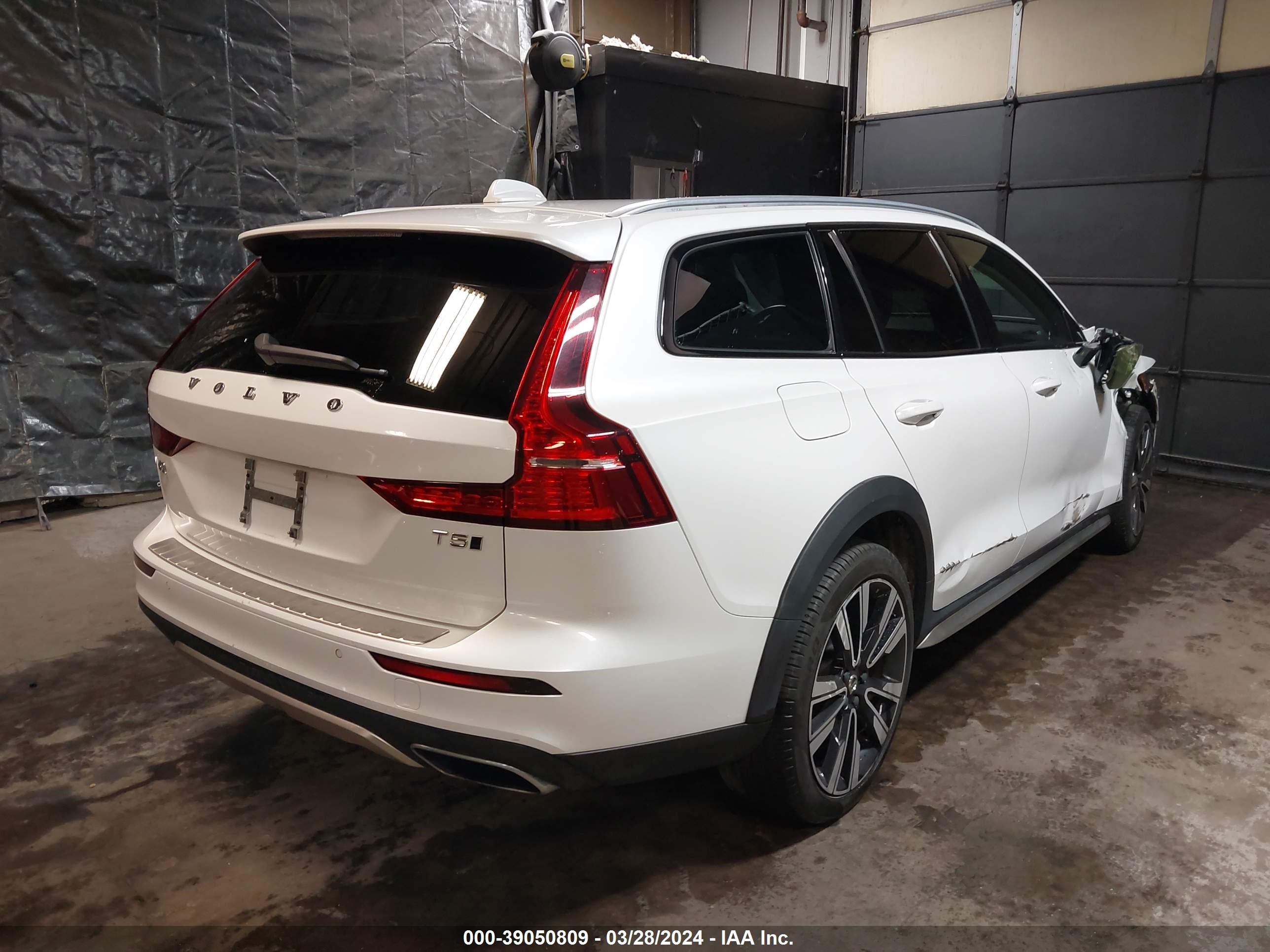 Photo 3 VIN: YV4102WK2L1045428 - VOLVO V60 CROSS COUNTRY 