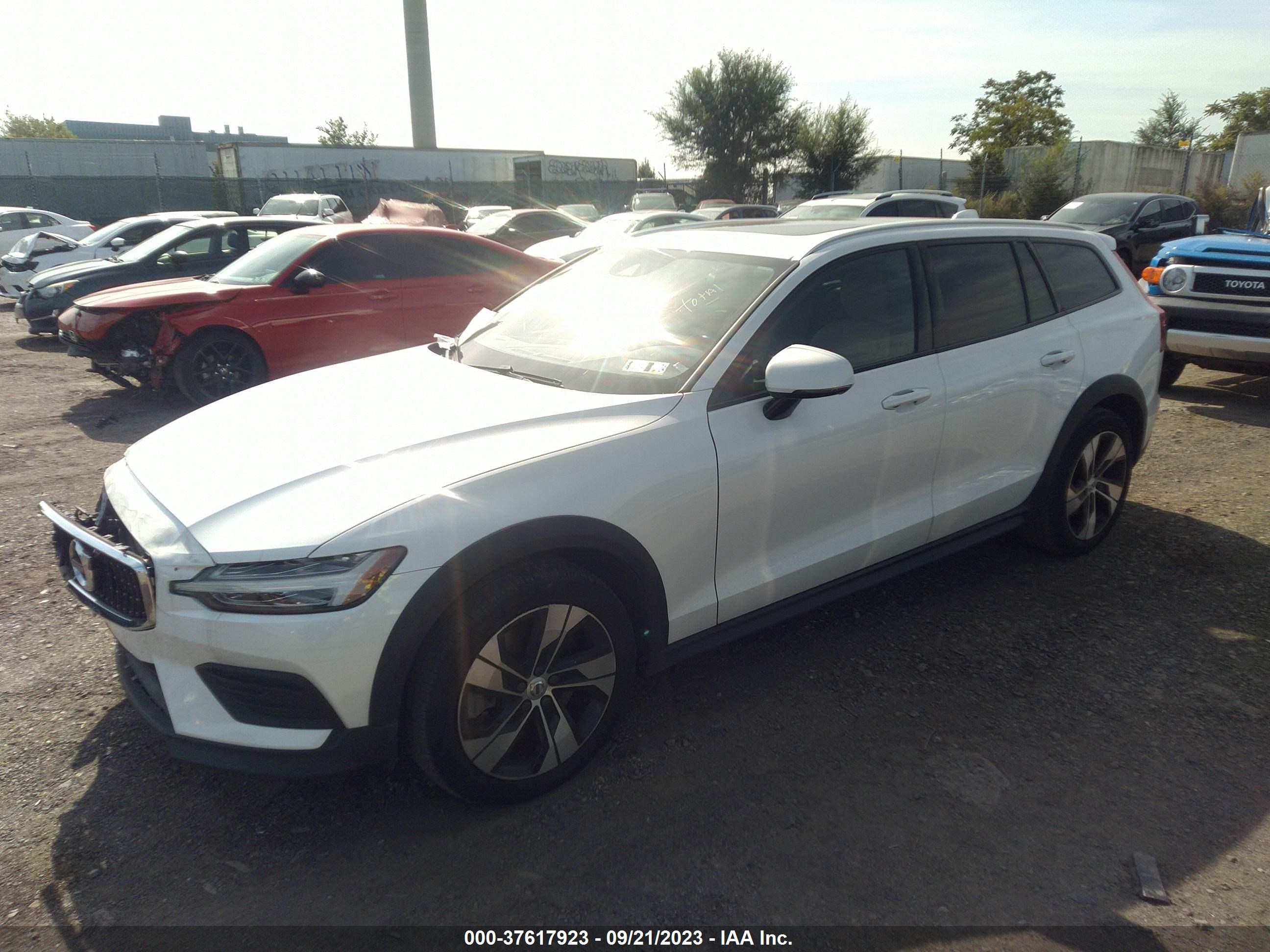 Photo 1 VIN: YV4102WK3L1031196 - VOLVO V60 CROSS COUNTRY 