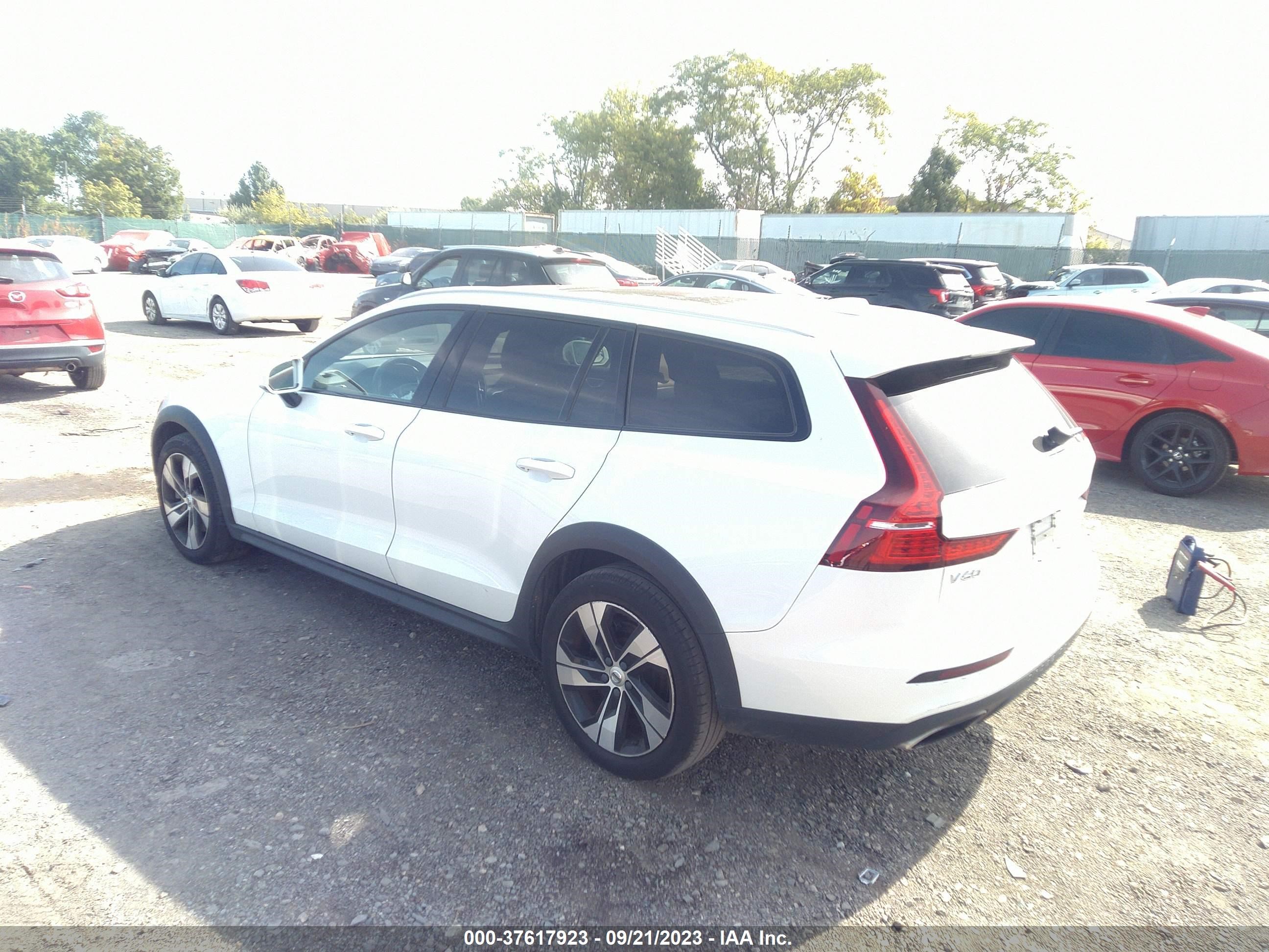 Photo 2 VIN: YV4102WK3L1031196 - VOLVO V60 CROSS COUNTRY 