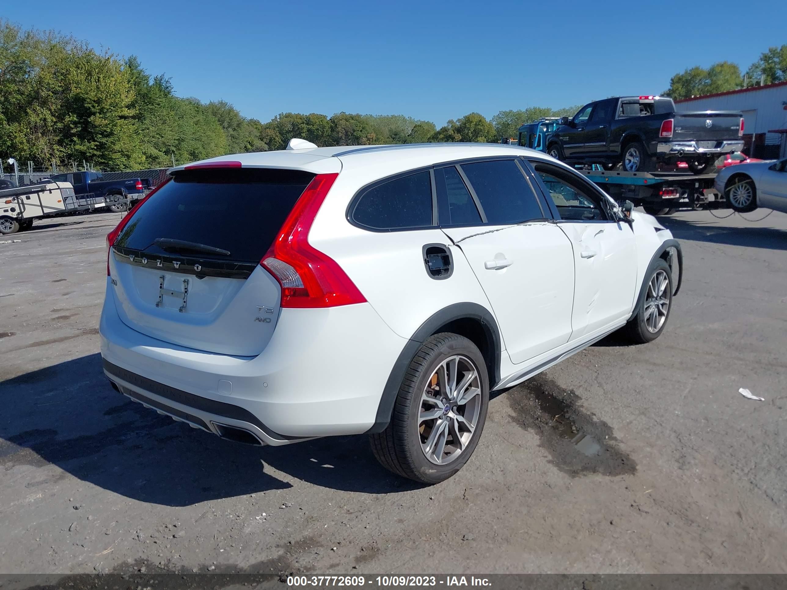 Photo 3 VIN: YV440MWK5J2050056 - VOLVO V60 CROSS COUNTRY 