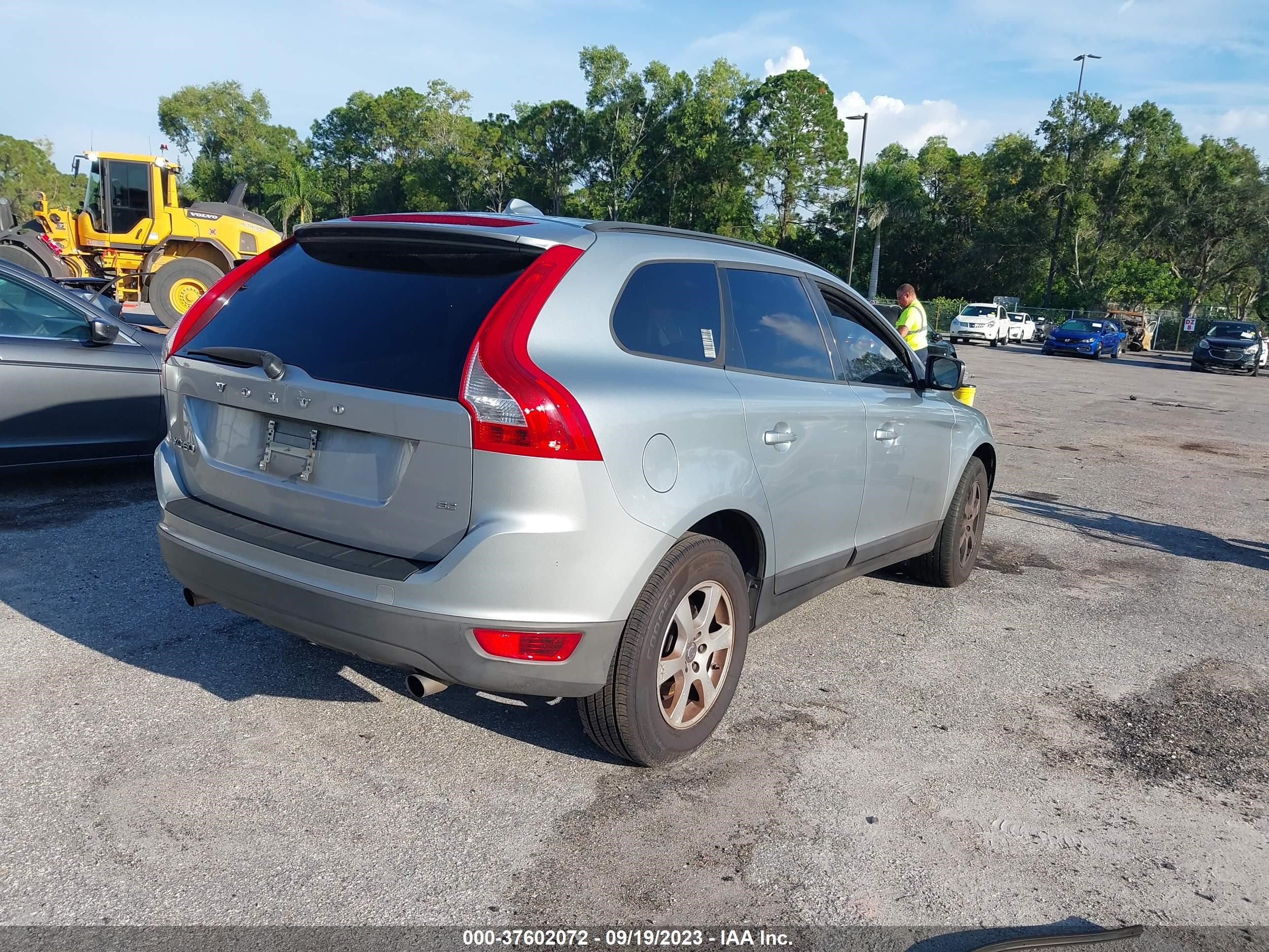 Photo 3 VIN: YV4982DL5A2101103 - VOLVO XC60 