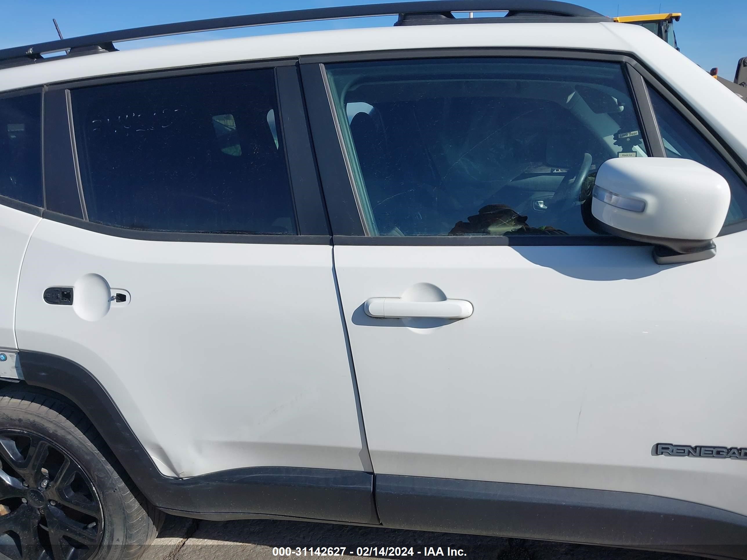 Photo 11 VIN: ZACCJABBXJPH96654 - JEEP RENEGADE 