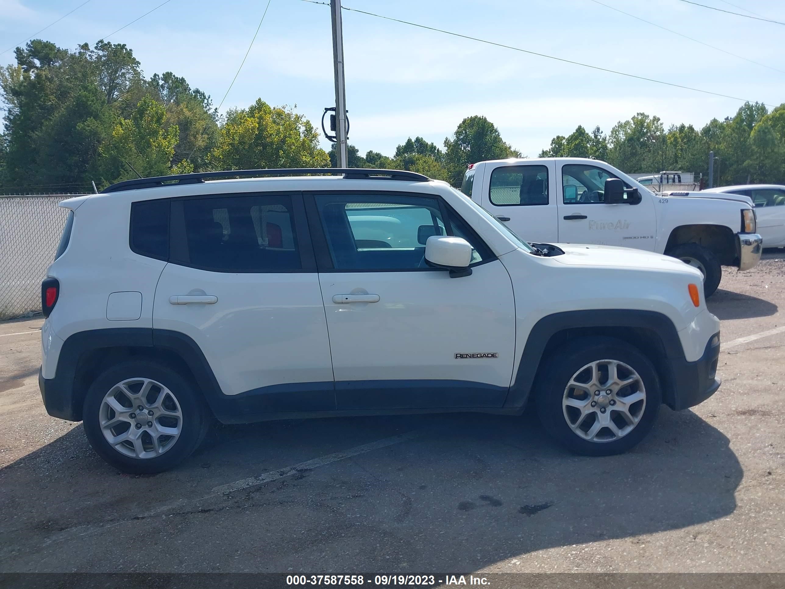 Photo 12 VIN: ZACCJABT1GPC48849 - JEEP RENEGADE 