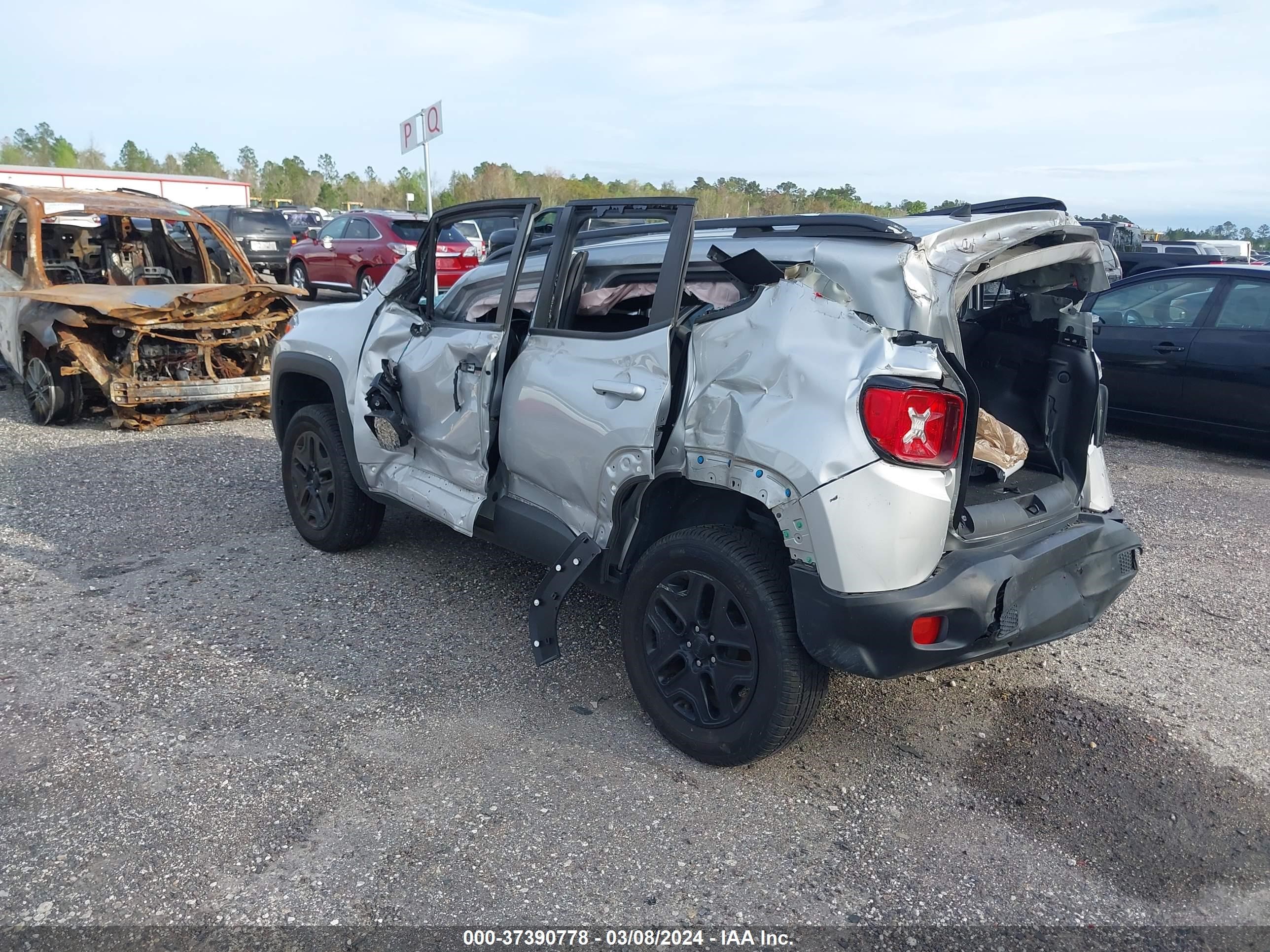 Photo 2 VIN: ZACCJBAB2JPH63929 - JEEP RENEGADE 