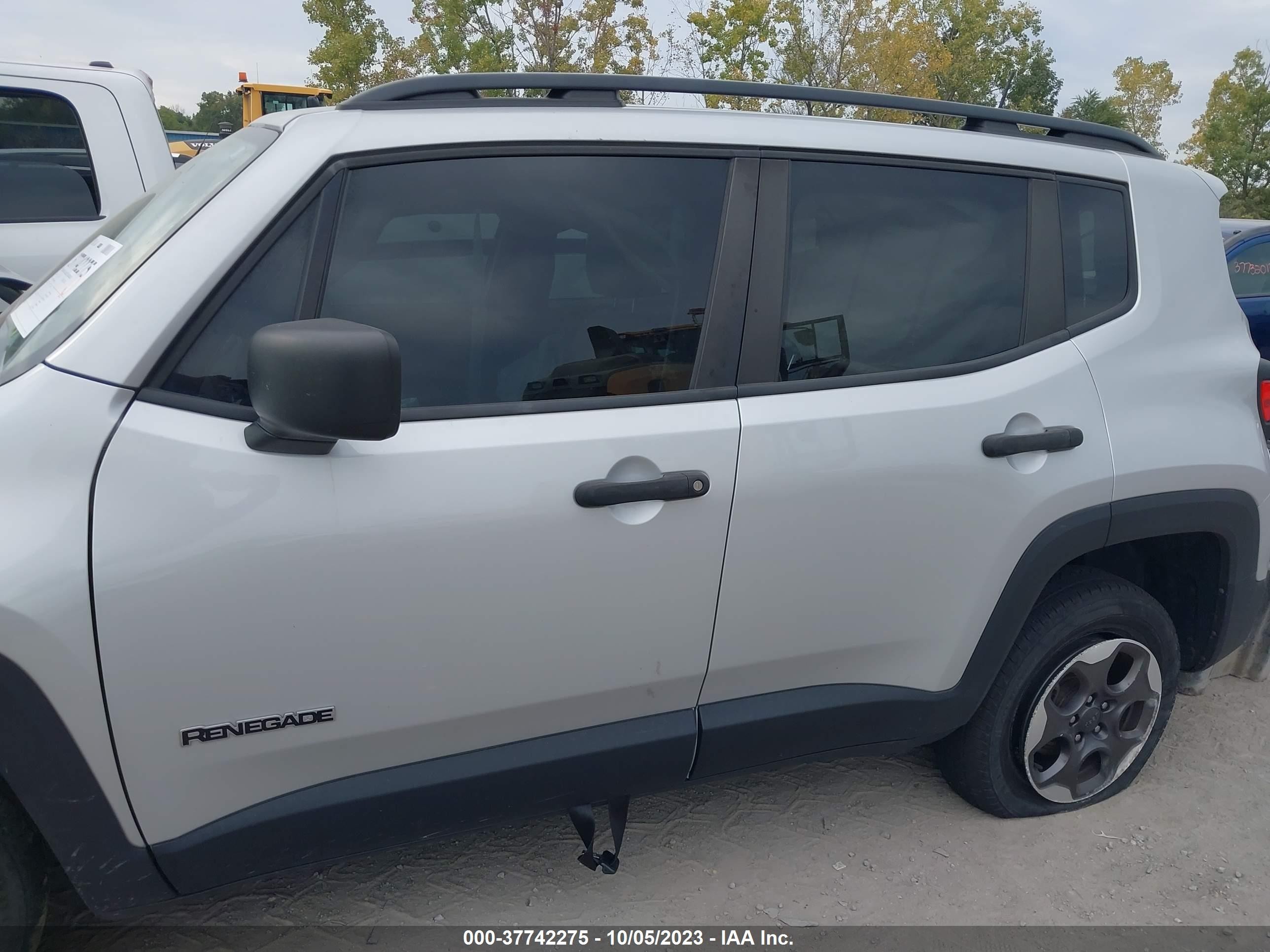 Photo 13 VIN: ZACCJBAH4JPH40611 - JEEP RENEGADE 