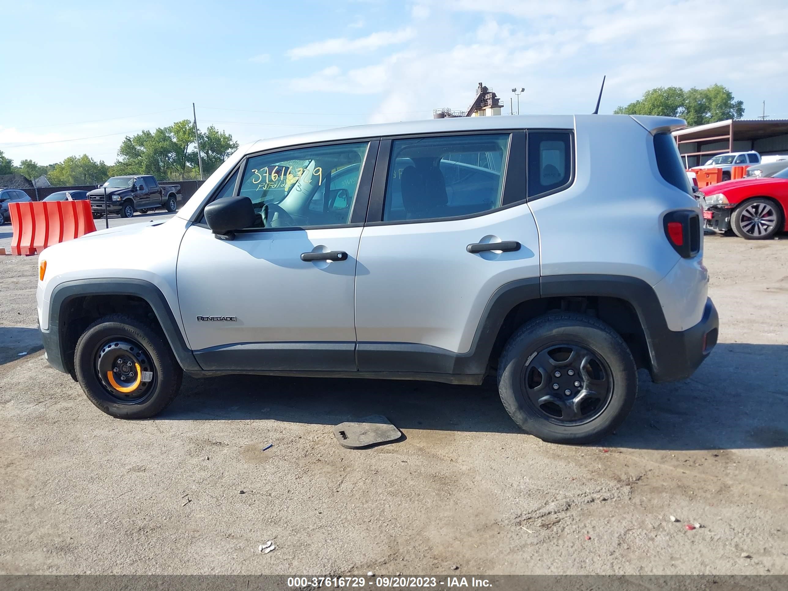 Photo 13 VIN: ZACCJBAH8HPF26943 - JEEP RENEGADE 