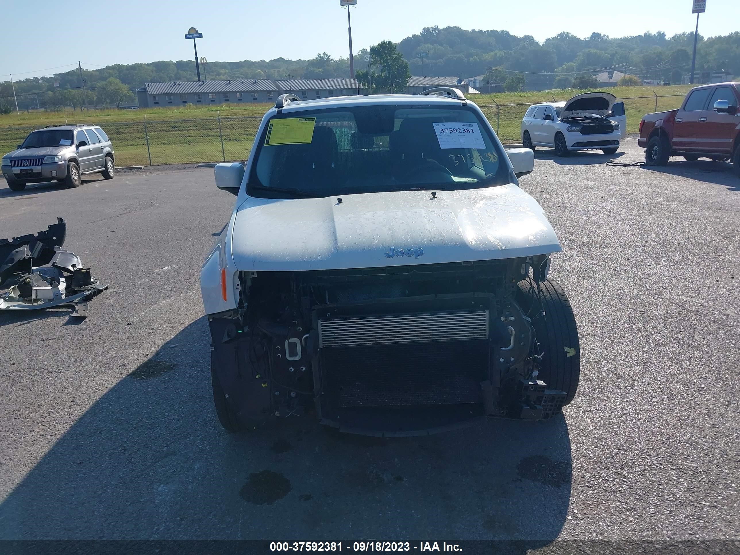 Photo 11 VIN: ZACCJBBTXGPC58432 - JEEP RENEGADE 