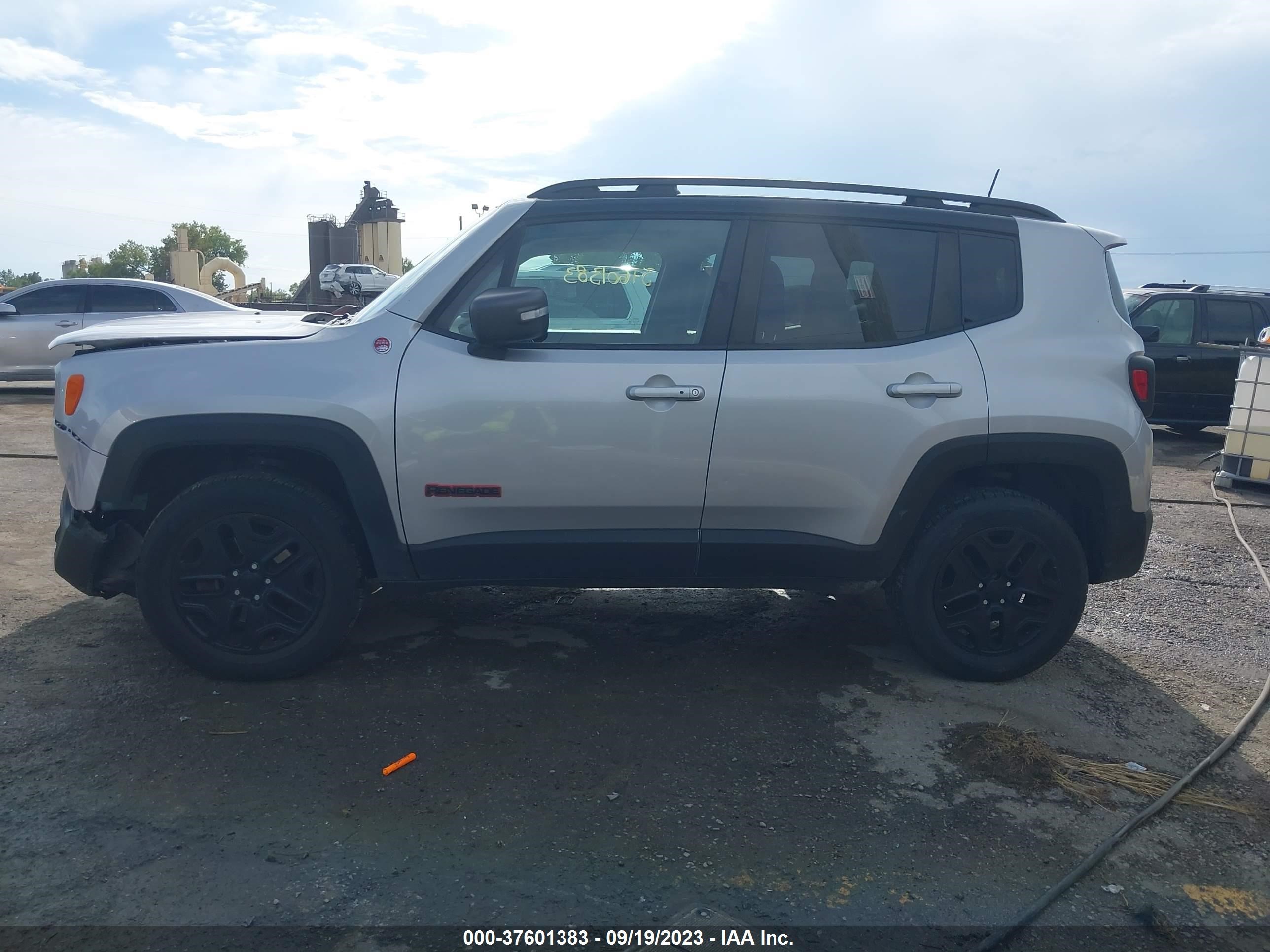 Photo 13 VIN: ZACCJBCB4JPH68000 - JEEP RENEGADE 