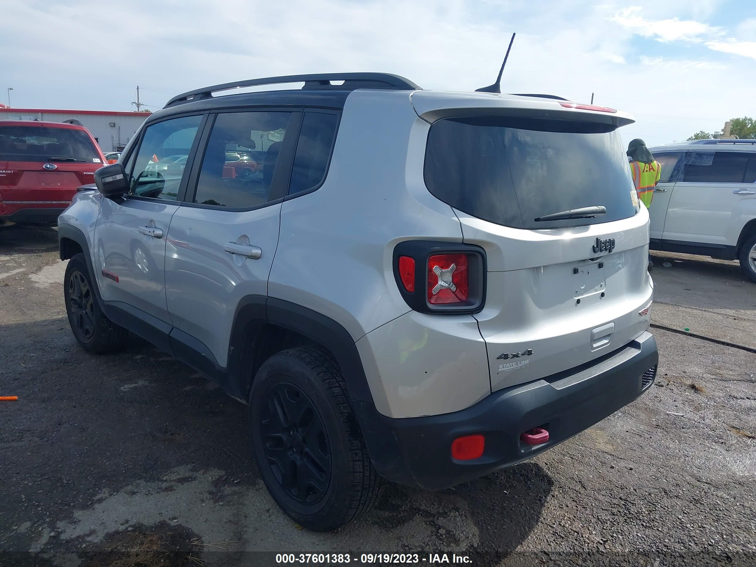 Photo 2 VIN: ZACCJBCB4JPH68000 - JEEP RENEGADE 