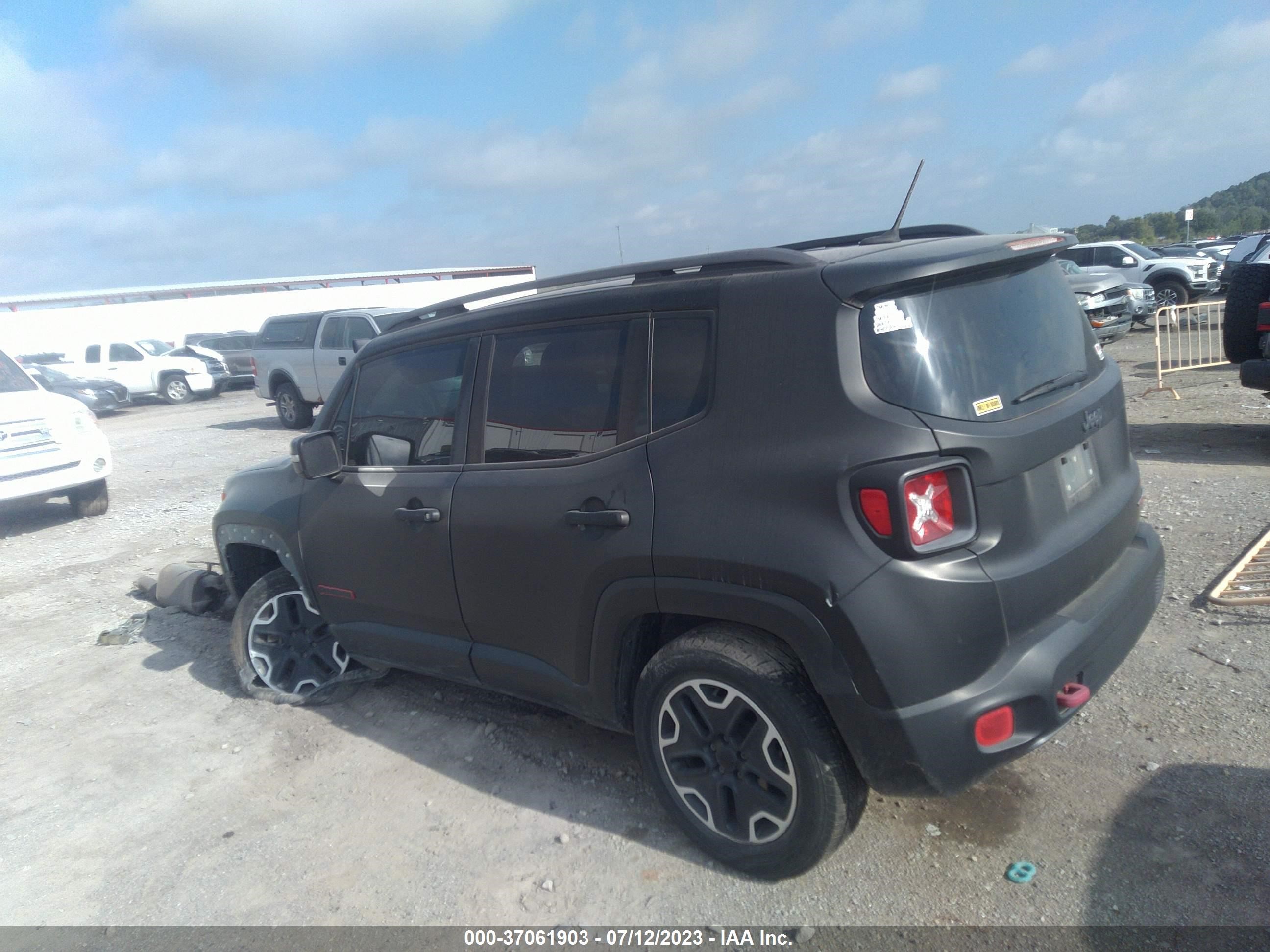 Photo 2 VIN: ZACCJBCT4FPB77407 - JEEP RENEGADE 