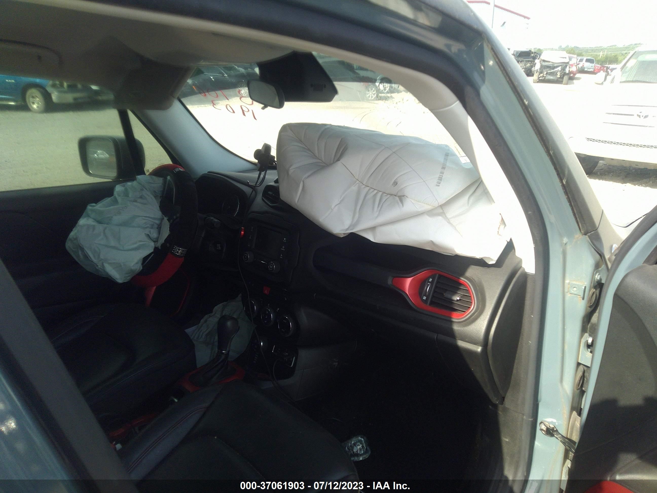 Photo 4 VIN: ZACCJBCT4FPB77407 - JEEP RENEGADE 