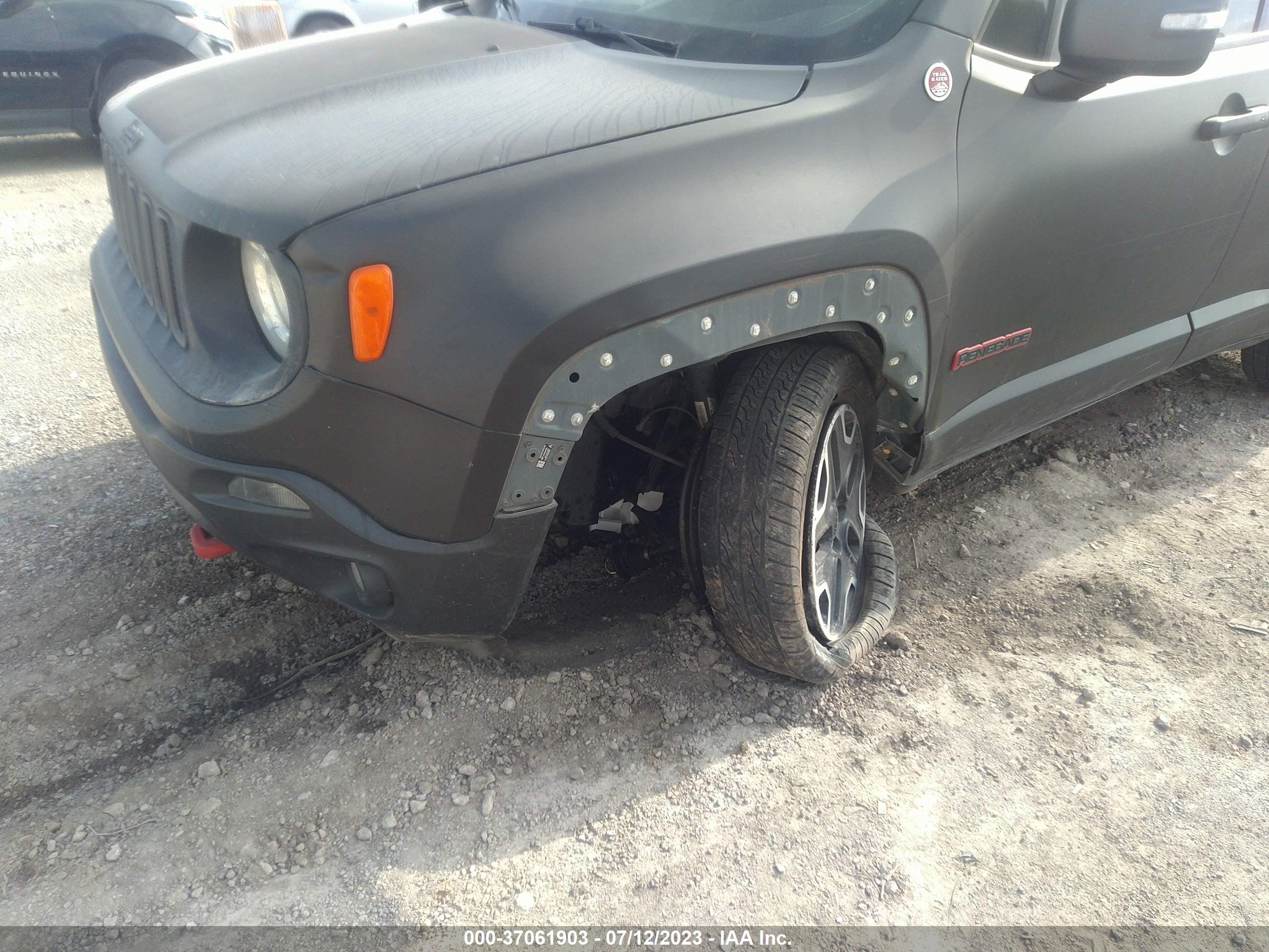 Photo 5 VIN: ZACCJBCT4FPB77407 - JEEP RENEGADE 