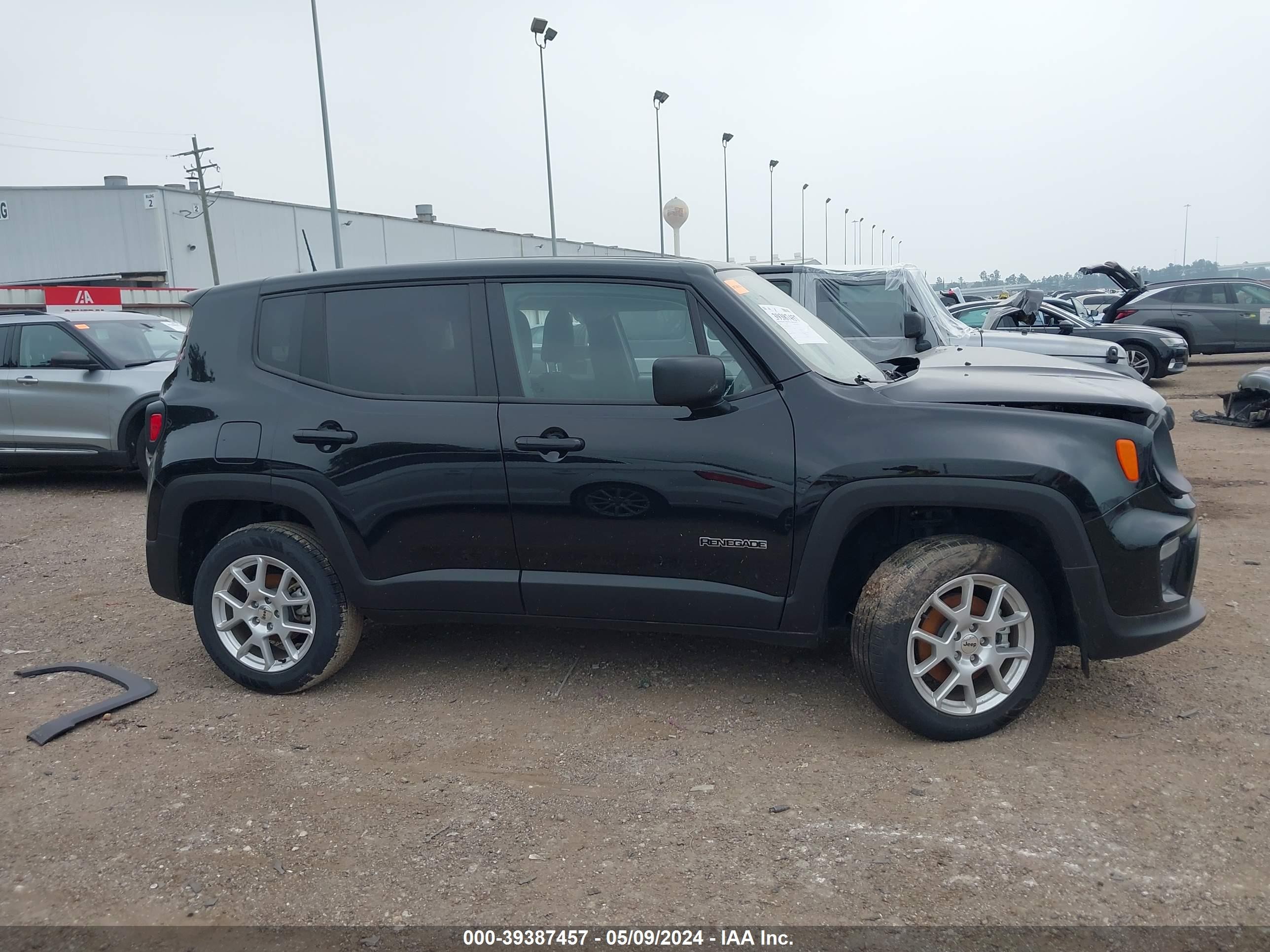 Photo 11 VIN: ZACNJDB11PPP67180 - JEEP RENEGADE 