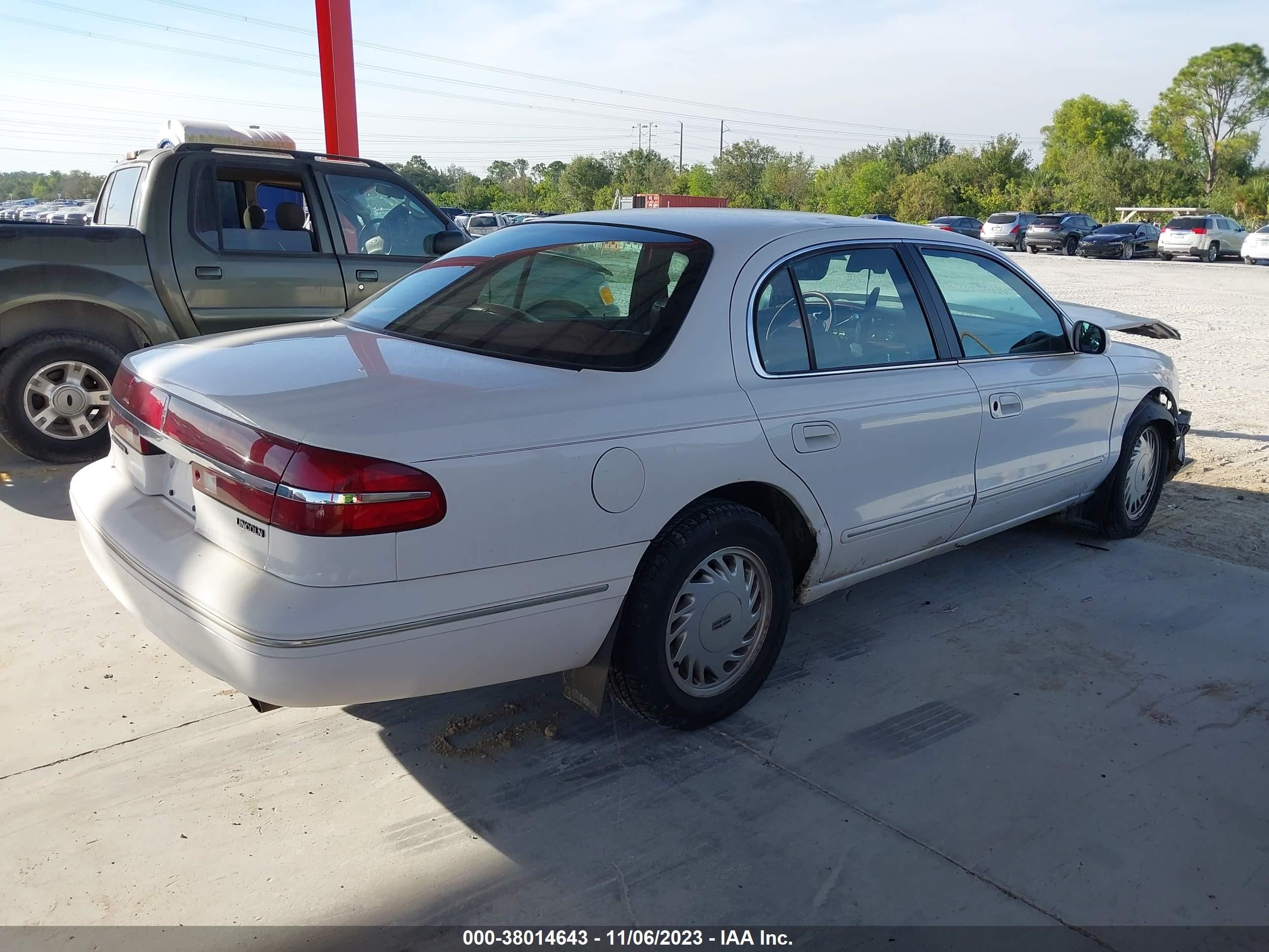 Photo 3 VIN: ZAPCA06B3N5103795 - LINCOLN CONTINENTAL 